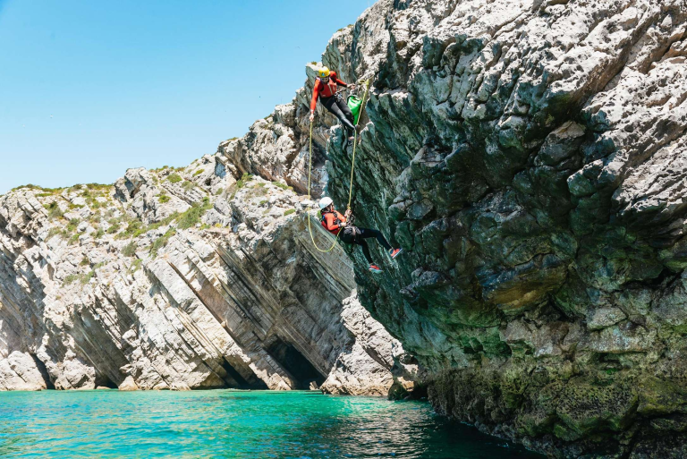 Sesimbra: coasteering por la costa de Arrábida desde 65 € por persona