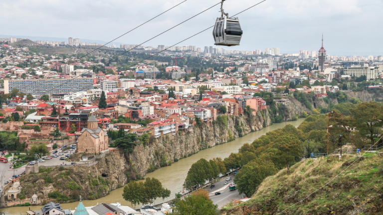 Tiflis vista desde las colinas, con el teleférico
