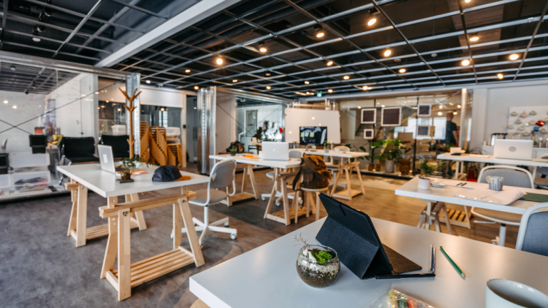 Mesas en un espacio de trabajo compartido
