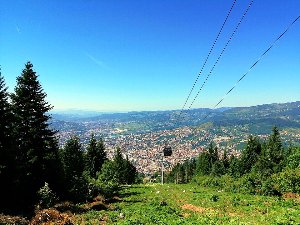 Panorámica de Sarajevo bajo los cables del teleférico