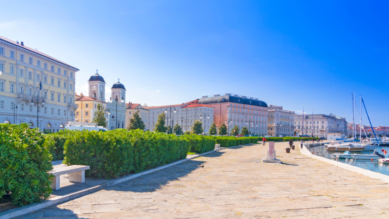 Barcelona–Trieste: vuelos directos y tres noches por 136 € por persona para conocer una Italia de frontera