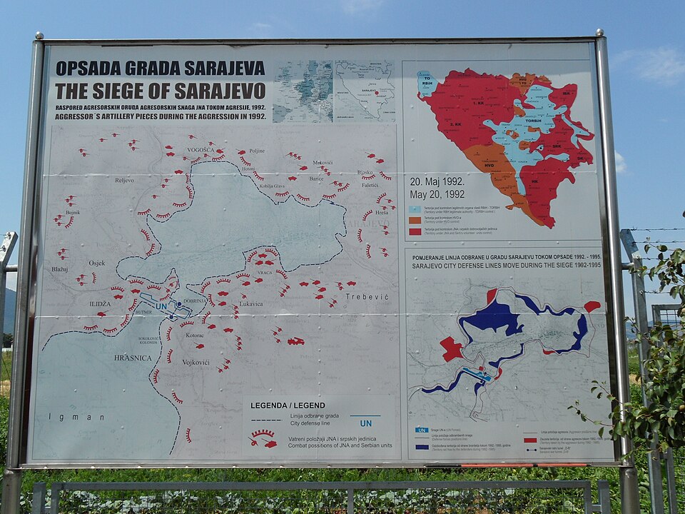 Panel expositivo con mapas del asedio de Sarajevo